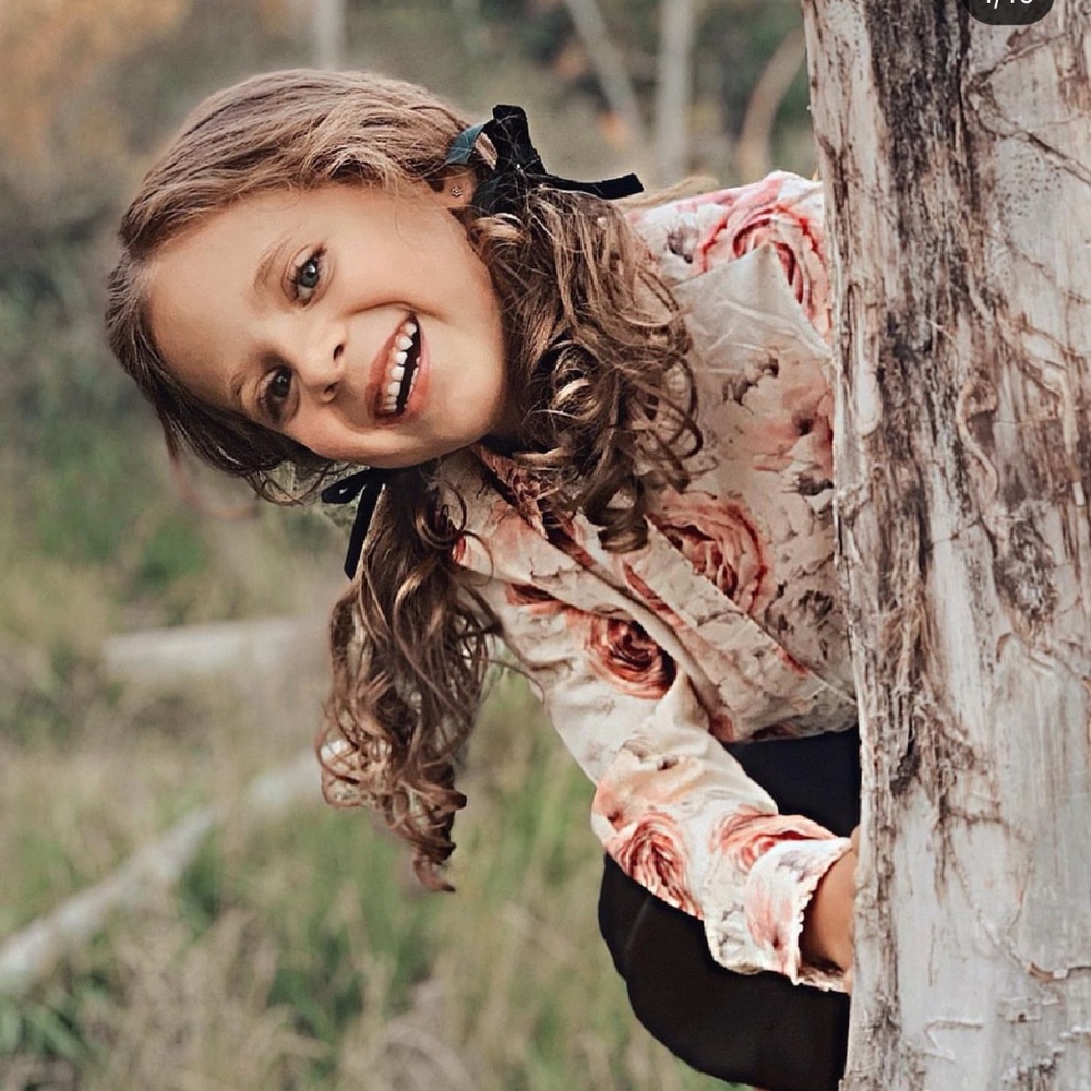 Cute button down blouse. - Picture 3 of 14